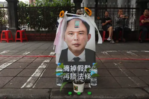 ▲現場多名民眾拿起自製標語。(圖/攝影中心) ▲現場多名民眾拿起自製標語。(圖/攝影中心)