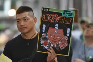 ▲民眾拿起自製標語。(圖/攝影中心) ▲民眾拿起自製標語。(圖/攝影中心)