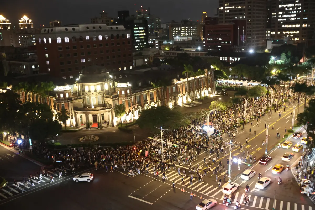 ▲主辦單位宣布，立院晚間陳抗人數突破2萬人。（圖／攝影中心）