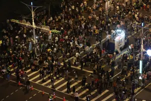 ▲越來越多民眾前往抗議。(圖/攝影中心) ▲越來越多民眾前往抗議。(圖/攝影中心)