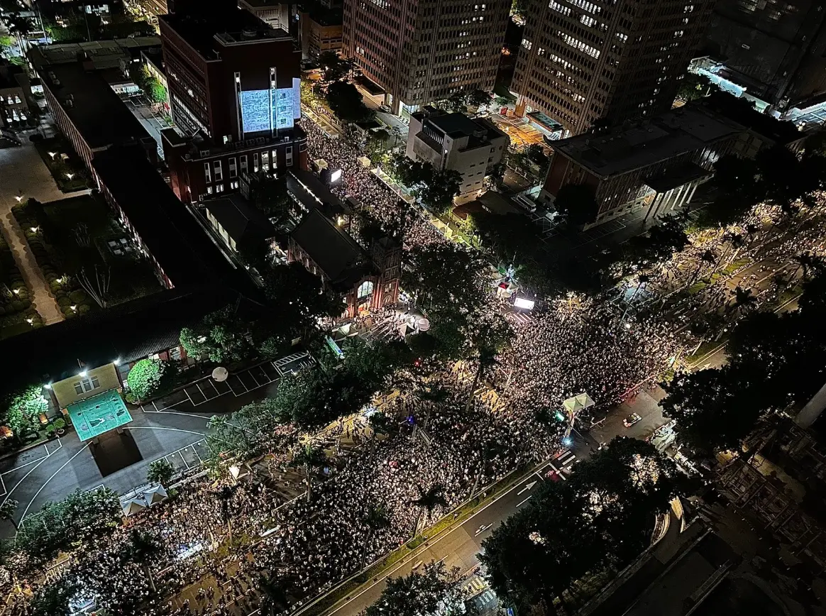 ▲不滿藍白共推的國會改革，大批民眾上街頭抗議。（圖／經民連提供）