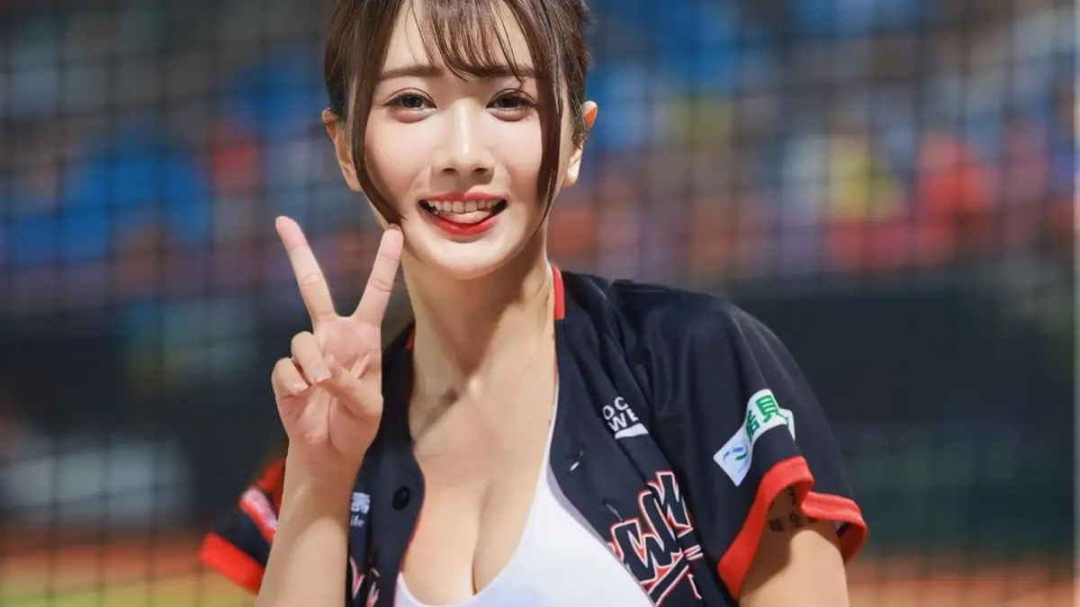 ▲味全龍啦啦隊成員「全糖女神」小珍奶（王芯羽）住家的密碼鎖被不明人士解鎖，急忙找管理員來幫忙，對方卻態度不耐煩。（圖／翻攝自小珍奶IG）