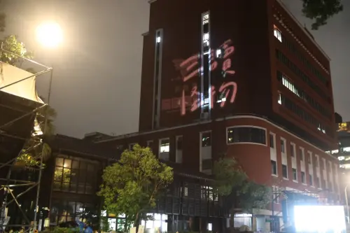 ▲立院群賢樓被打上三讀怪物。(圖/攝影中心) ▲立院群賢樓被打上三讀怪物。(圖/攝影中心)