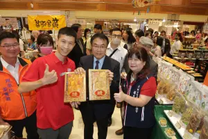 ▲台南美食文化節在遠東SOGO百貨台北忠孝館展出,市長黃偉哲28日專程北上為活動揭幕並推銷自家農產品。(圖/台南市政府提供) ▲台南美食文化節在遠東SOGO百貨台北忠孝館展出,市長黃偉哲28日專程北上為活動揭幕並推銷自家農產品。(圖/台南市政府提供)