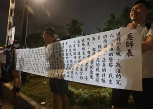 黃國昌 ▲諷刺黃國昌的蔥師表再度現身街頭。(圖/攝影中心)