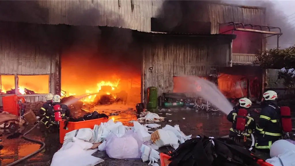 ▲彰化大村鄉一間製作按摩椅的加工廠，今（28）日傍晚傳出火警，消防局獲報後立刻派員前往搶救。（圖／翻攝畫面）
