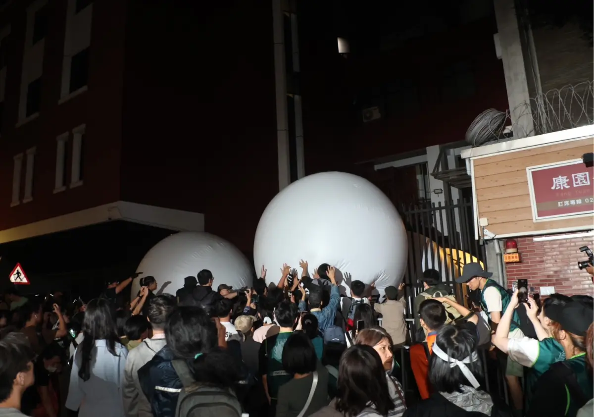 ▲眾人合力將「反對國會濫權」的大球推進立法院內，象徵要把憤怒聲音送進去。（圖／攝影中心）