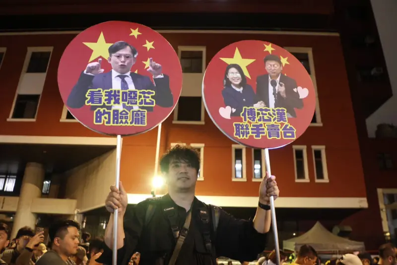 ▲民眾拿起自製標語嘲諷。（圖／攝影中心）