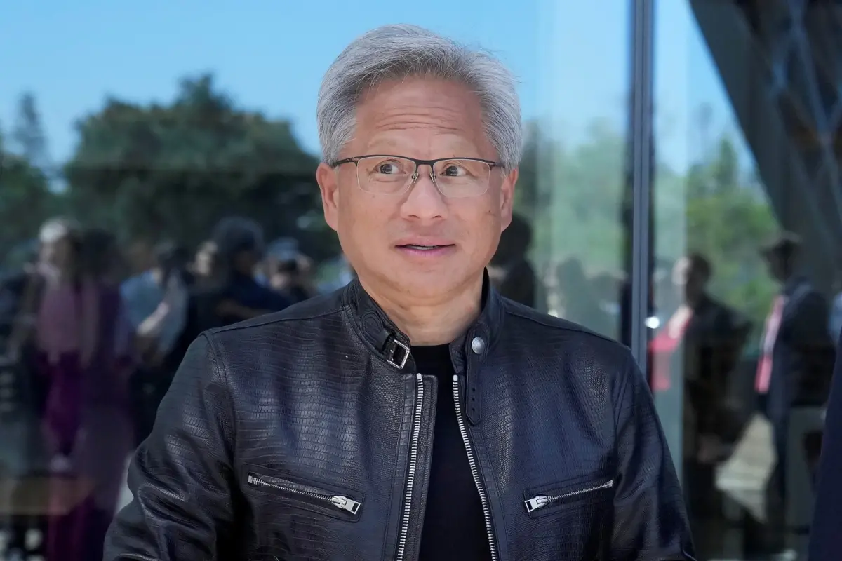▲隨著輝達市值逼近蘋果公司，黃仁勳的淨資產也在美國時間週二下午一度突破千億美元，折合新台幣逾3.2兆。（圖／美聯社／達志影像）
