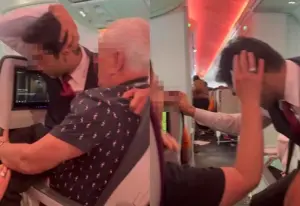 ▲卡達航空航班遇到亂流,空服員遭拋飛天花板後,被甩到乘客身上,一旁乘客也趕緊幫忙查看傷勢。(圖/Threads) ▲卡達航空航班遇到亂流,空服員遭拋飛天花板後,被甩到乘客身上,一旁乘客也趕緊幫忙查看傷勢。(圖/Threads)