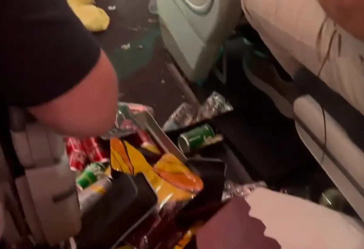 ▲卡達航空（Qatar Airways）一架客機日前在土耳其上空遇到亂流，造成空服員以及乘客受傷，飛機走道上散落各種物品。（圖/Threads）