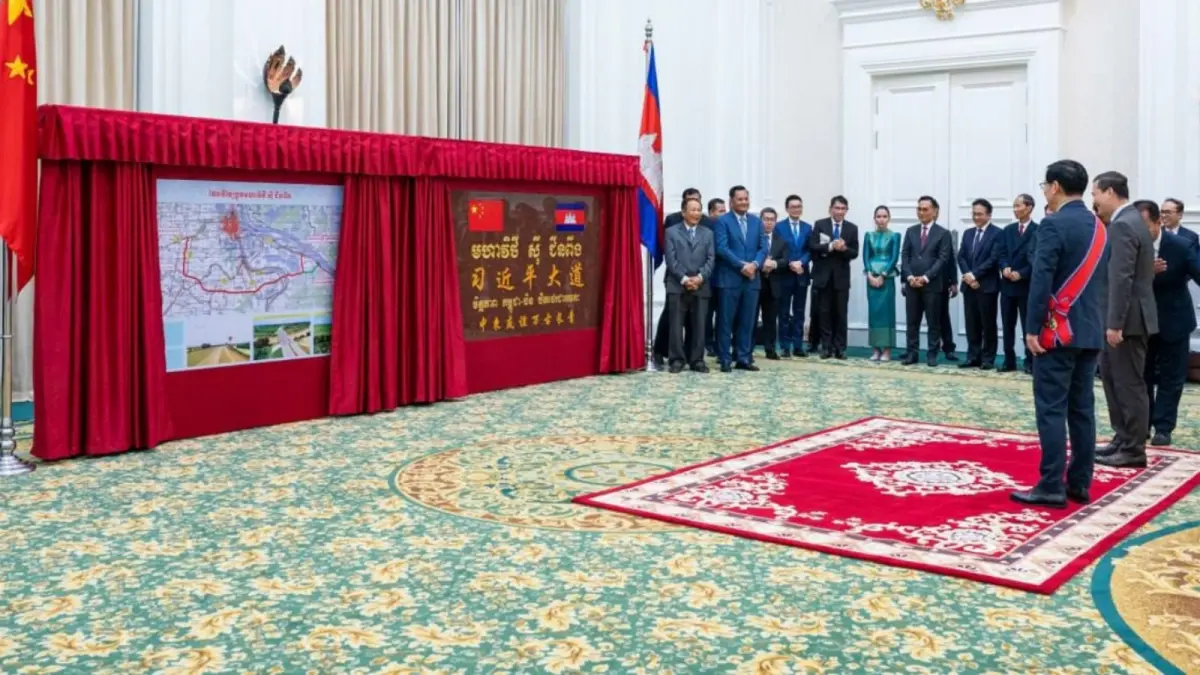▲柬埔寨28日宣布將首都金邊一條道路命名為「習近平大道」。圖為柬國首相洪瑪奈與中國駐柬埔寨大使王文天，一同出席命名儀式。（圖／翻攝自中國駐柬埔寨大使館官網）