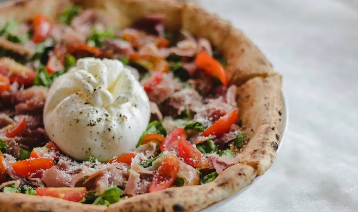 ▲日本夫婦在越南創立披薩店「Pizza 4P's」，逐漸成為國際名店。圖為該店熱賣披薩之一。（圖／翻攝自官網）