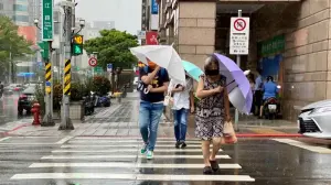 ▲連日大雨，民眾不只出門感到困擾，還要擔心家中潮濕問題。（圖／記者蕭涵云攝）