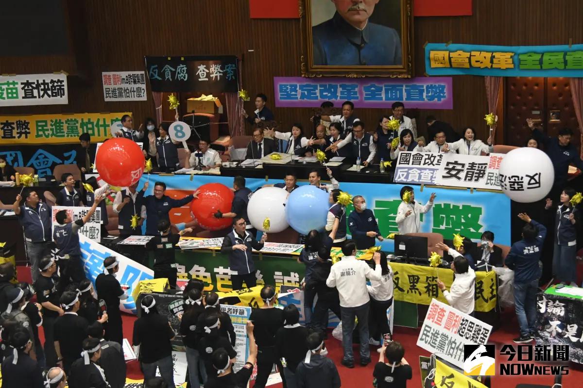 ▲張嘉郡在台上（張開手臂者）保護韓國瑜。（圖／資料照片）