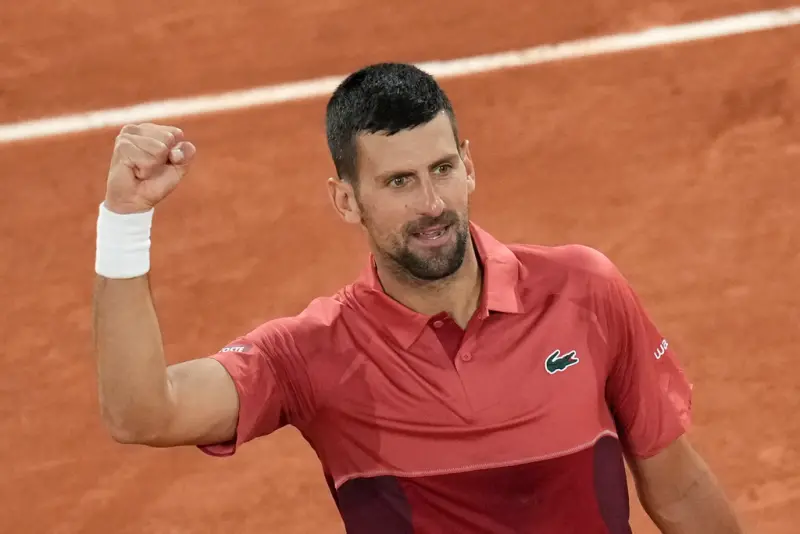 ▲世界球王喬科維奇（Novak Djokovic）在2024法國網球公開賽，打到8強第三輪，因為膝傷嚴重退賽。（圖／美聯社／達志影像）