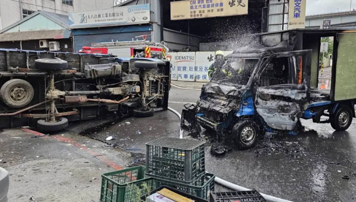 ▲內湖兩貨車對撞引發火燒車，謝男貨車瞬間燒成一團火球。（圖／翻攝畫面）