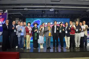 ▲台灣鲸品牌設計、行銷創意和歌唱新秀熱身賽於28日舉行，董事長林暉與評審委員、老師們合照。（圖／品牌提供）