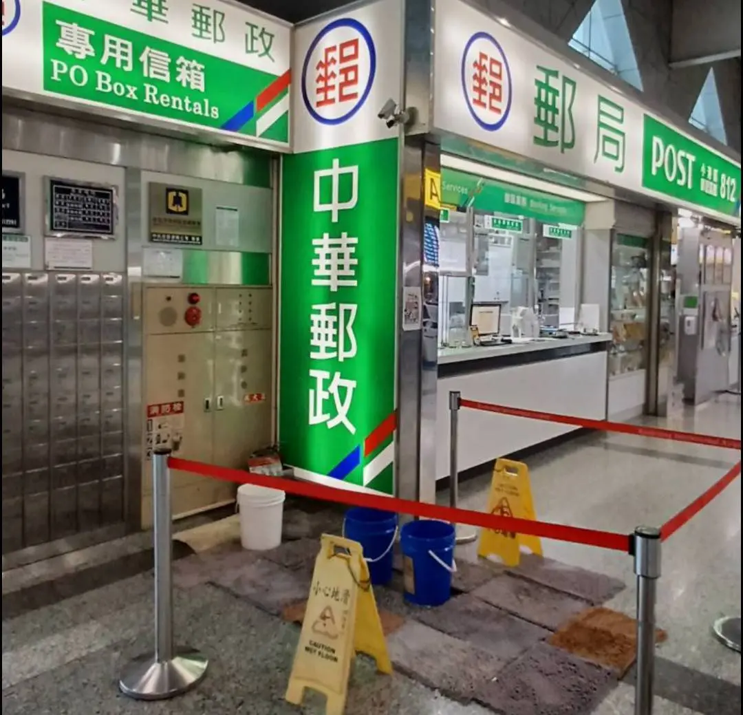 ▲高雄國際機場28日出現漏水情況，出現用紙箱接水的情況，其中又以位於3樓出境大廳郵局旁漏水情形最嚴重。（圖／民眾提供）