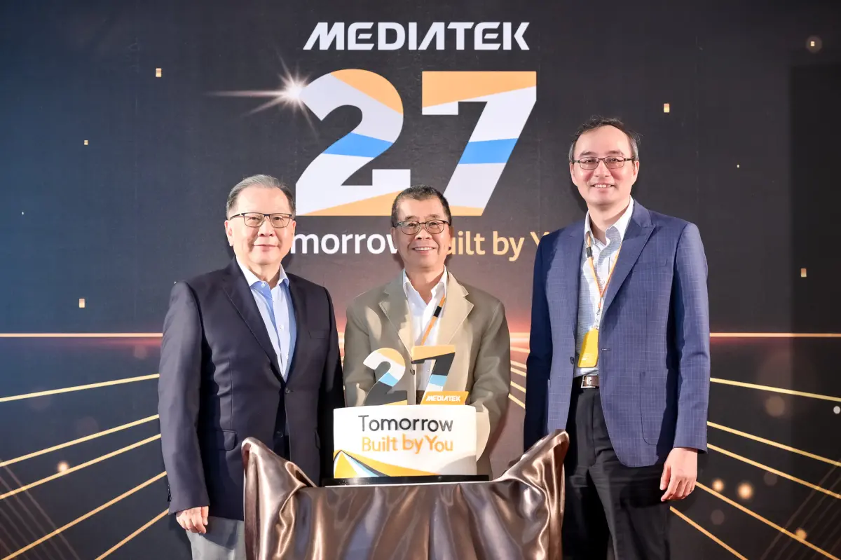 ▲聯發科舉行全球連線生日慶，慶祝成立27周年。圖為董事長蔡明介(中)、副董事長暨執行長蔡力行(左)、總經理暨執行長陳冠州與全球同仁一起慶祝。（圖／聯發科提供）