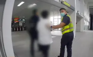謝謝你中捷英雄!17人全找到了 2名見義勇為外籍觀光客已離境 ▲警方趕到捷運站帶走洪嫌。(圖/台中市警局提供,2024.05.29)