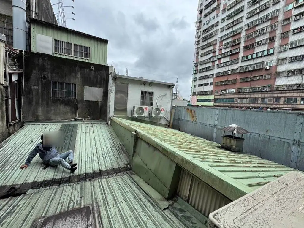 ▲詹姓男子昨天將友人約至家中喬債，但等待對方抵達的過程中，卻不明原因從４樓墜落。（圖／翻攝畫面）