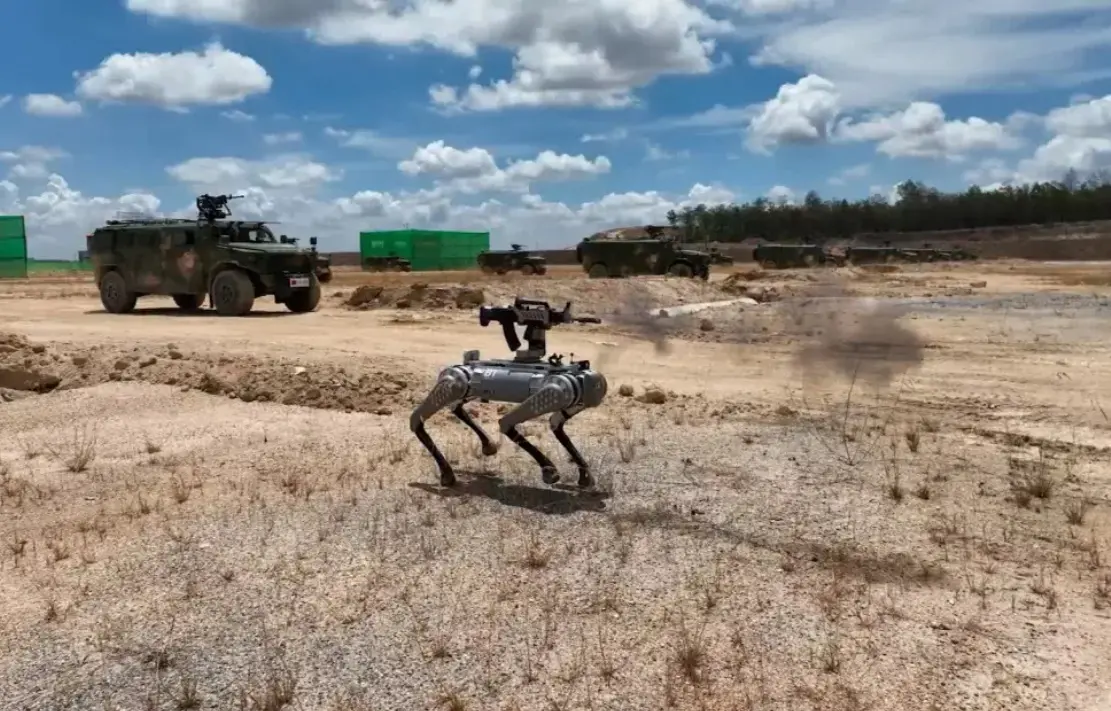 ▲中國與柬埔寨近期進行中柬「金龍-2024」聯合軍演，解放軍也首度正式公開兩款AI機器狗。其中一款攻擊行機器狗引發關注。（圖／翻攝畫面）