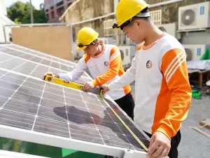 青年高中繁星計畫創佳績 「科技領航 升學搖籃」達標 ▲青年高中投入大量資金提升軟硬體設備,提升競爭力與發展性,積極拓展特色課程,如水電技術科太陽能光電。(圖/青年高中提供)