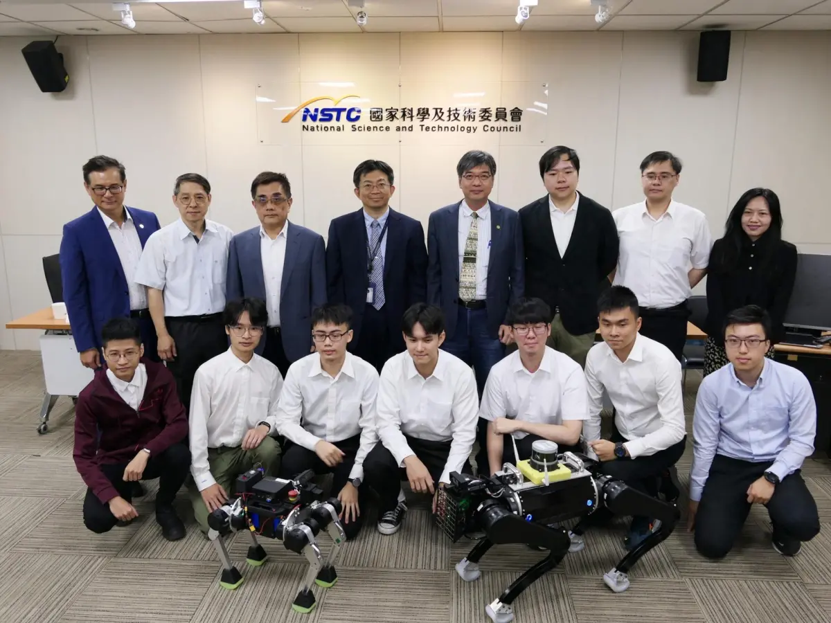 ▲國立臺灣大學機械系郭重顯教授帶領研究團隊，成功打造臺灣首創且自主研發AI機器狗(NTU DogBot)。（圖／國科會提供）
