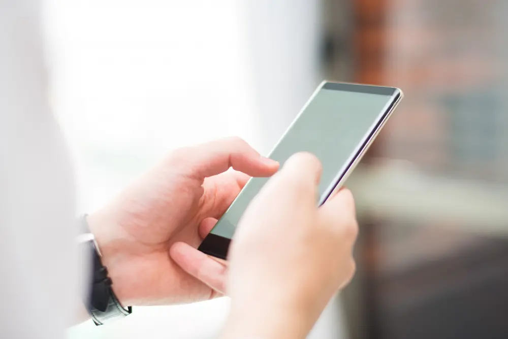 ▲有民眾好奇，地震前幾秒收到國家級警報「到底能幫上什麼？」對此，二寶媽Vivian立即表示可以在第一時間護住家中2個孩子。（示意圖／取自Freepik）