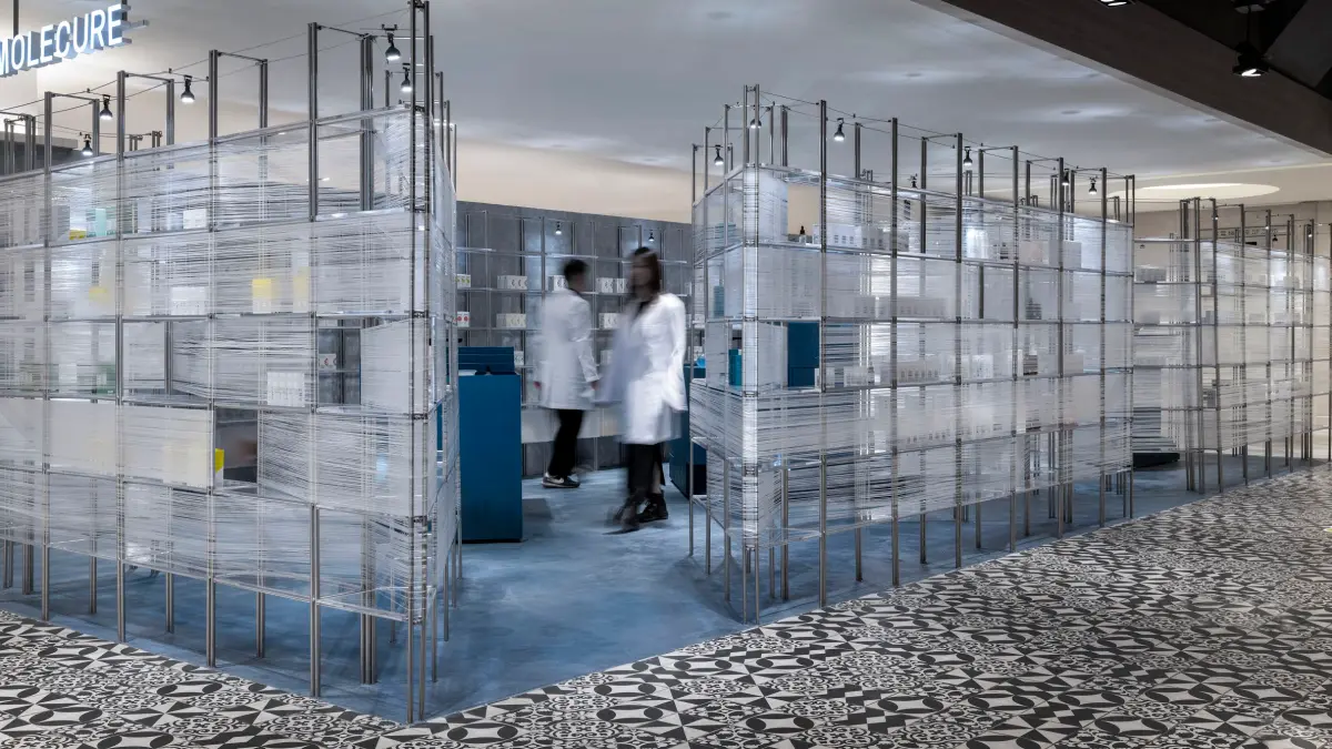 ▲有「全台最美藥局」之譽的「分子藥局Molecure Pharmacy」，首度走出台中，於台北信義新光三越A11打造別具生活風格的都市空間「分子藥局NORTH HUB」，同樣找來名家設計潮感空間，並推出未來冰淇淋。（圖／分子藥局提供）