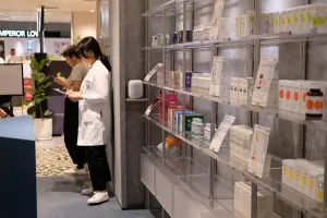 台中「分子藥局(Molecure Pharmacy)」插旗台北,進駐台北信義新光三越A11裡頭。(圖/記者葉盛耀攝) ▲台中「分子藥局(Molecure Pharmacy)」插旗台北,進駐台北信義新光三越A11裡頭。(圖/記者葉盛耀攝)