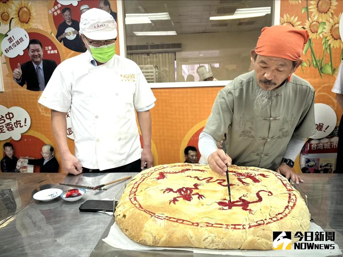 ▲端午節前夕，  台中糕餅公會製做節令食品「五毒餅」，象徵以毒剋毒為民眾祈平安。（圖／記者金武鳳攝，2024.5.29)