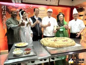 端午節令食品「五毒餅」 台中糕餅公會製做「以毒剋毒」 ▲端午節前夕,台中市觀旅局與台中市糕餅商業同業公會製做「五毒餅」,象徵以毒剋毒求平安。(圖/記者金武鳳攝,2024.5.29)