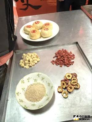 端午節令食品「五毒餅」 台中糕餅公會製做「以毒剋毒」 ▲五毒餅是傳統酥餅,內餡有綠豆沙、棗泥、蓮子和山楂等,全是夏令養生食材,具有清涼解熱功效。(圖/記者金武鳳攝,2024.5.29)