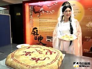 端午節令食品「五毒餅」 台中糕餅公會製做「以毒剋毒」 ▲端午節令食品「五毒餅」限量上市,台中元明商店即日起接受預購。(圖/記者金武鳳攝,2024.5.29)