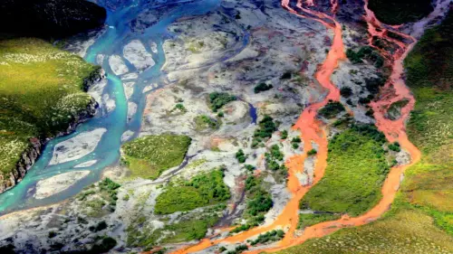 ▲一項最新研究發現，美國阿拉斯加的河流正在被染成橘色，因為永凍土融化後，原本凍結其中的金屬成份進入河流。（圖／翻攝自美國國家公園管理局官網）