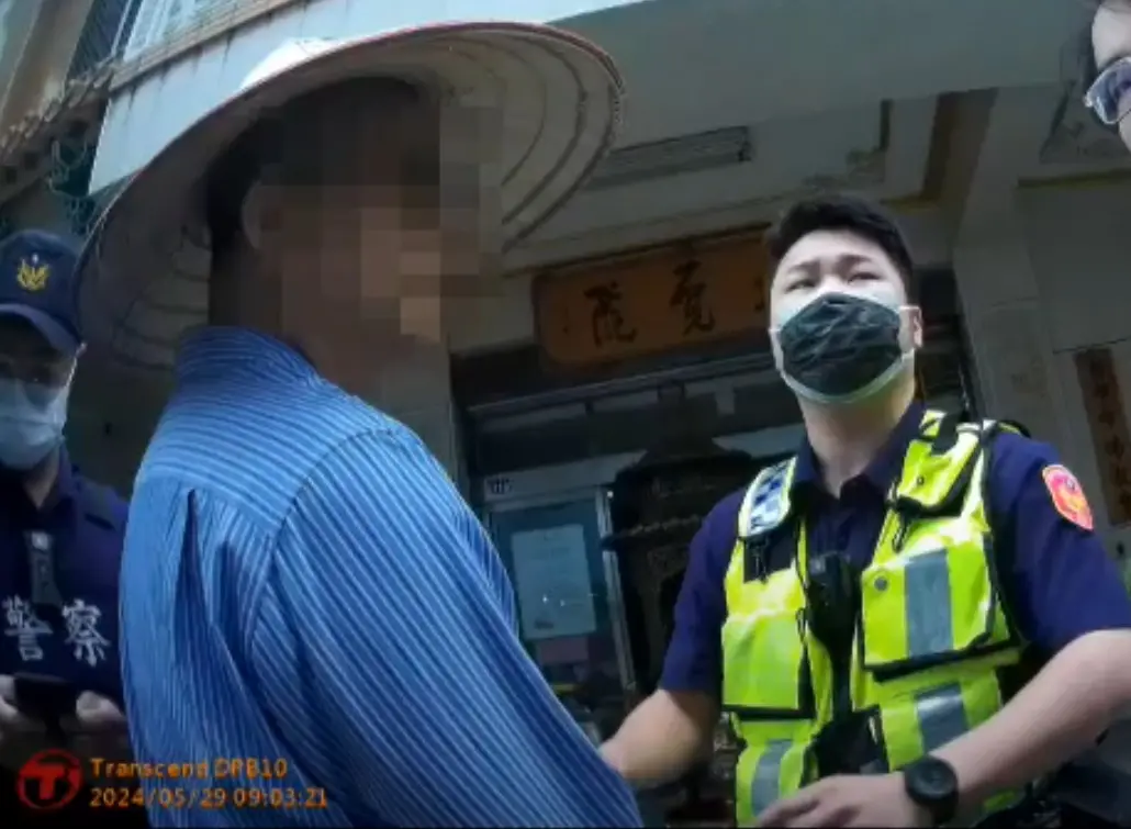 ▲警方到場後將毆打醫護人員的向男逮捕。（圖／翻攝畫面）