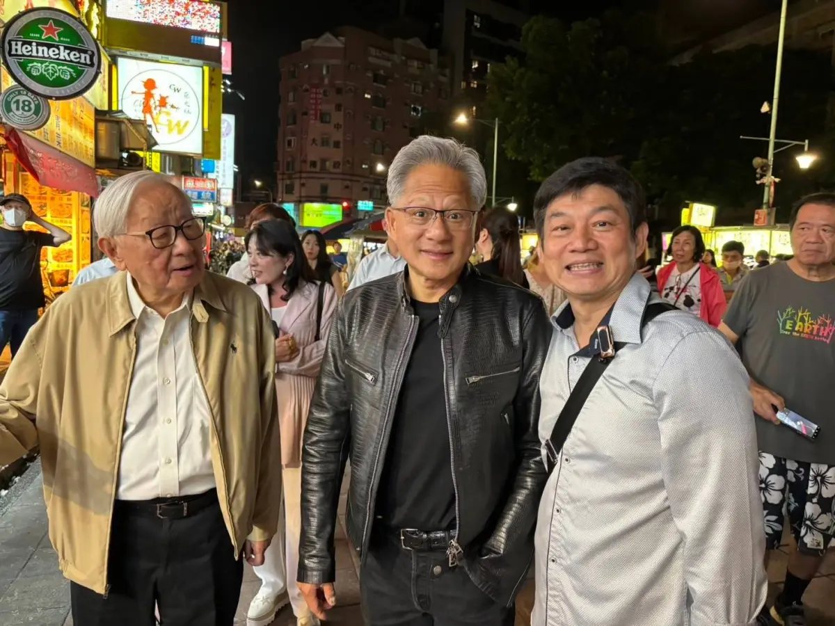 ▲輝達執行長黃仁勳今（29）晚也被目擊與張忠謀夫婦、聯發科董座蔡明介、廣達董座林百里等大老闆們聚餐，還被民眾直擊聚餐完加碼逛寧夏夜市，連高齡92歲的張忠謀也逛了，給足黃仁勳面子。（圖／寧夏商圈理事長林定國提供）