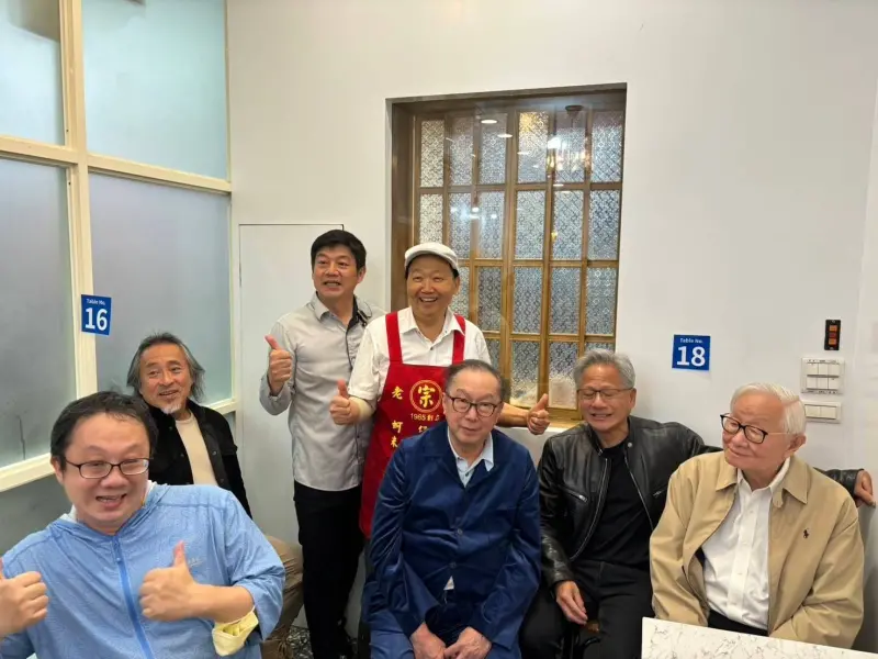 ▲輝達執行長黃仁勳今(29)晚也被目擊與張忠謀夫婦、廣達董座林百里與知名建築師姚仁喜在聚餐完後加碼逛寧夏夜市。(圖/寧夏商圈理事長林定國提供)