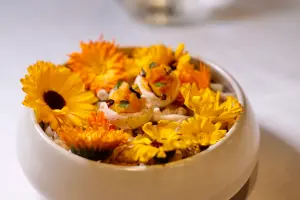 從開胃菜就有十足浪漫與春意,春菊盤飾盎然十分吸睛。(圖/記者葉盛耀攝) ▲從開胃菜就有十足浪漫與春意,春菊盤飾盎然十分吸睛。(圖/記者葉盛耀攝)