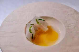 「黃膏甜蝦/燈籠果/蘆薈」這道菜是以台南漁光島為靈感,闡述海岸線上的夕陽。(圖/記者葉盛耀攝) ▲「黃膏甜蝦/燈籠果/蘆薈」這道菜是以台南漁光島為靈感,闡述海岸線上的夕陽。(圖/記者葉盛耀攝)