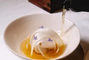 「春螺/白蘆筍/鴨」是鴨湯為底,搭上春螺、白蘆筍等,底部的蒸蛋發想來自高雄在地獨特小吃「蒸蛋湯」。(圖/記者葉盛耀攝) ▲「春螺/白蘆筍/鴨」是鴨湯為底,搭上春螺、白蘆筍等,底部的蒸蛋發想來自高雄在地獨特小吃「蒸蛋湯」。(圖/記者葉盛耀攝)