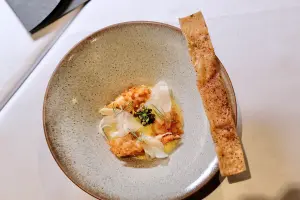 「櫻花蝦/魚子醬/絲綢乳酪」這道菜用上了主廚Ling屏東家鄉東港所產的櫻花蝦,並以魚子醬帶出奢華感。(圖/記者葉盛耀攝) ▲「櫻花蝦/魚子醬/絲綢乳酪」這道菜用上了主廚Ling屏東家鄉東港所產的櫻花蝦,並以魚子醬帶出奢華感。(圖/記者葉盛耀攝)