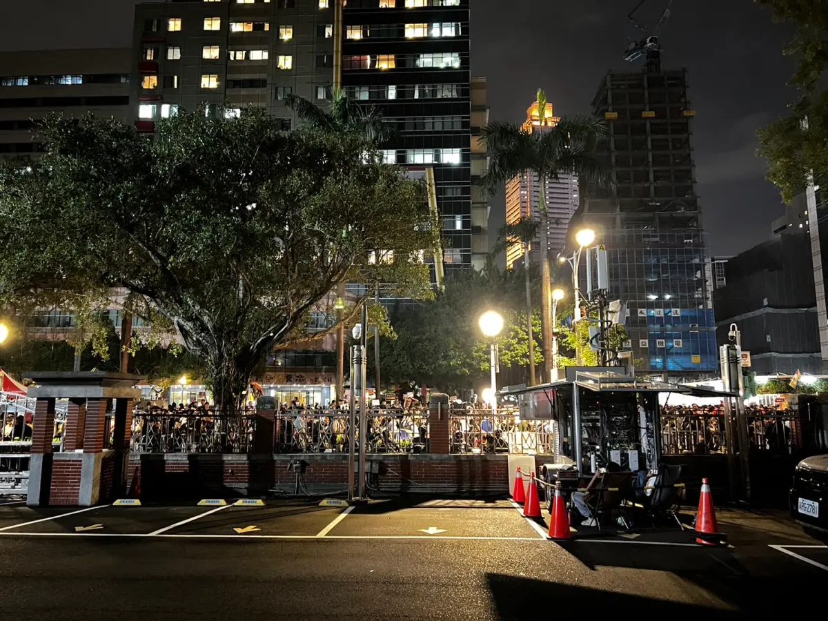 ▲立法院區內有一臺電信公司訊號強波車。（圖／許宇甄辦公室提供）