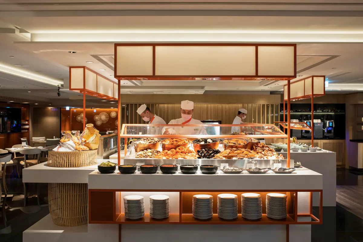 ▲2024台北夏季旅展（台北國際觀光博覽會），將從明日（31）日正式開展，多家飯店祭出優惠，尤其每次最熱門的吃到飽餐廳餐券，此次有最低73折，其中遠東Café自助餐廳推出包含午、晚餐、下午茶等套組，原價1,188元的下午茶每位僅需920元。（圖／台北遠東香格里拉提供）