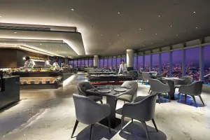 ▲50樓Cafe自助餐廳為新北最高的景觀餐廳，擁有360度環場無邊際美景。（圖／50樓Cafe提供）