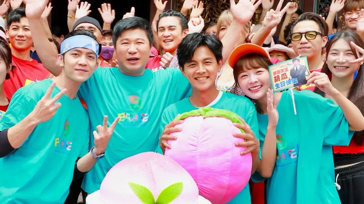 ▲胡瓜（左2）與民視的合約糾紛期限只剩1天，昨（29）日胡瓜前往宜蘭出外景時，「神秘嘉賓」22年首度現身幫胡瓜慶生，並盼合約紛爭能和解。（圖／民視提供）