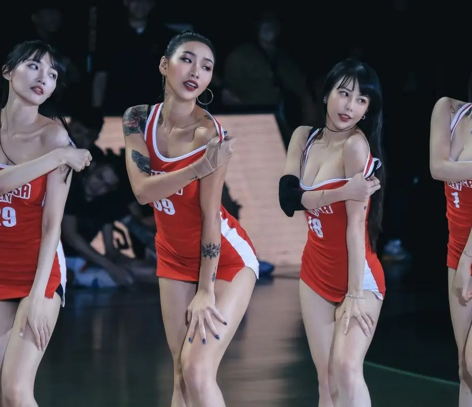 ▲夢想家專屬啦啦隊「Formosa Sexy」隊長梓梓（董梓甯）右2、副隊長Lulumi（乳儒）在比賽中收到國王球員私訊，讓她們超傻眼。（圖／取自梓梓IG）