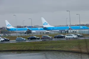 荷蘭機場一人遭捲入飛機引擎身亡 目擊者形容「聽見地獄般噪音」